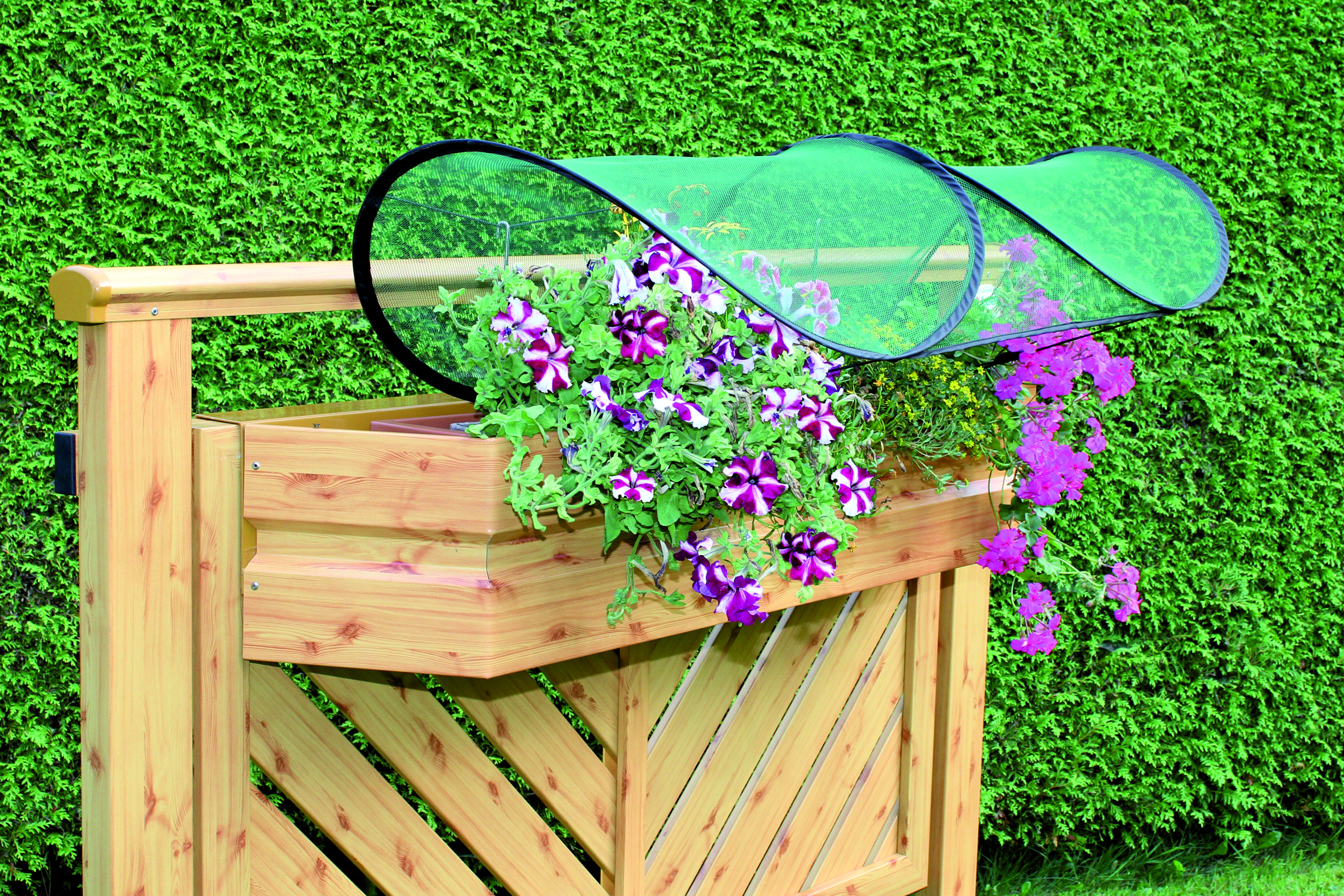 Die einfache und schnelle Montage ermöglicht es jederzeit Ihre Balkonblumen vor Unwetter wie Hagel oder Starkregen zu schützen.